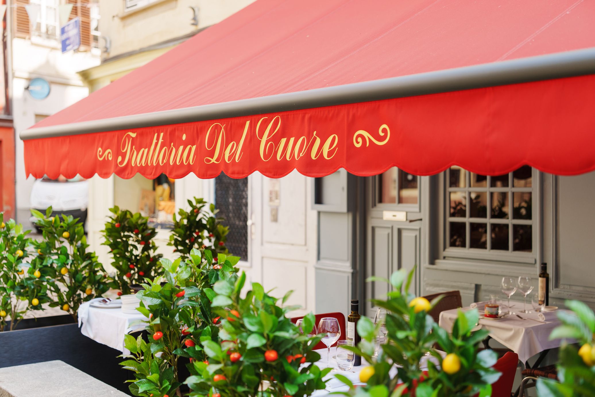 La devanture et le store rouge de la Trattoria Del Cuore